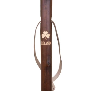 Jagdstock aus Kastanienholz, graviert mit Kleeblatt-Motiv und Irland-Logo