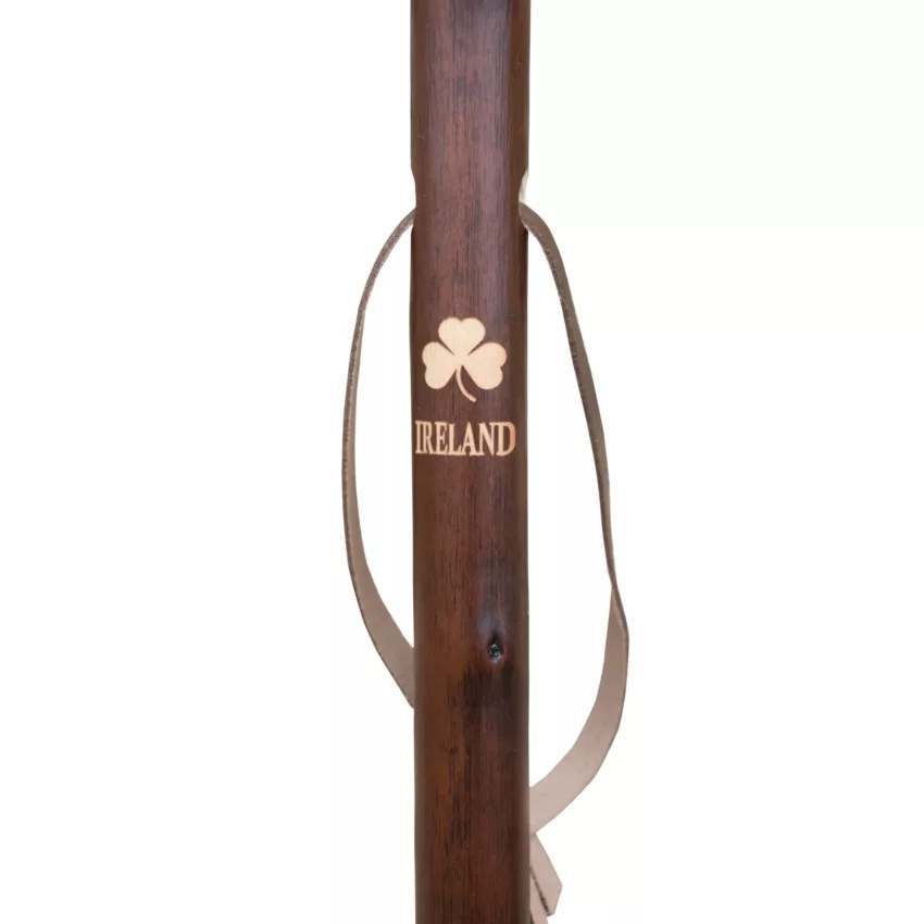 Jagdstock aus Kastanienholz, graviert mit Kleeblatt-Motiv und Irland-Logo