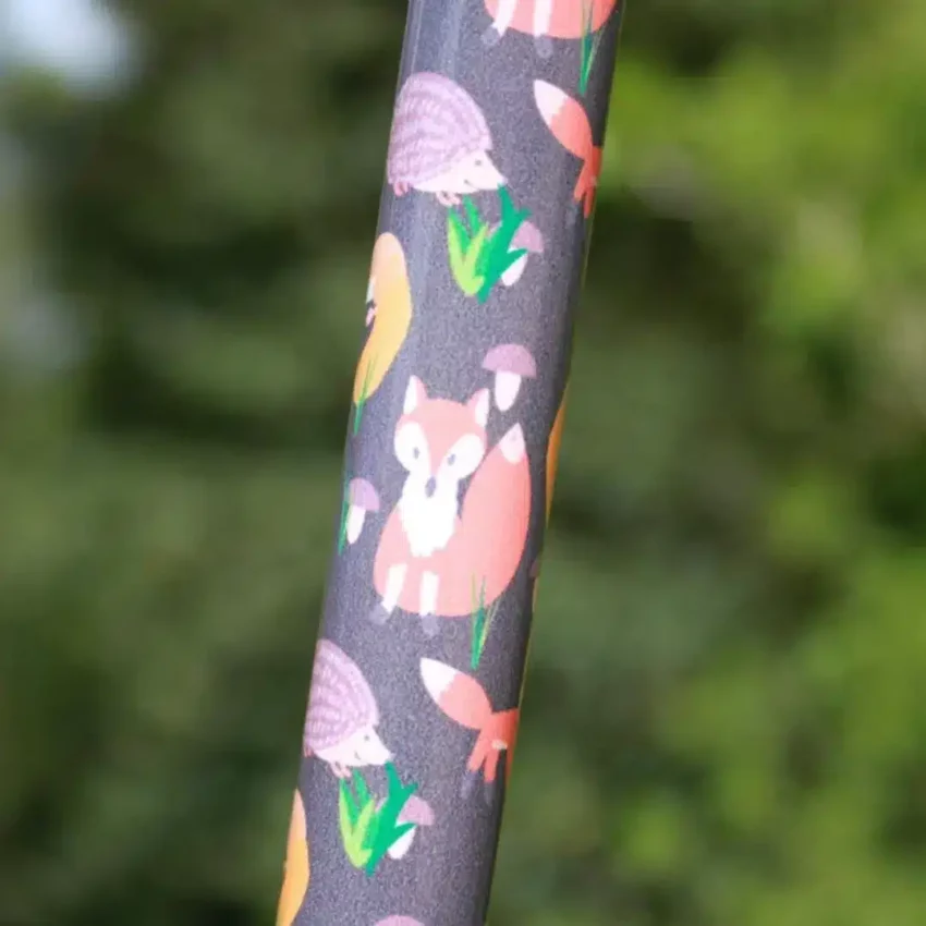 Wanderstock „Waldwesen“ mit violettem Aufdruck