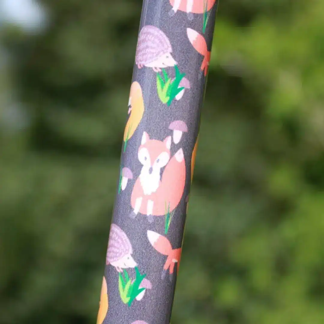 Wanderstock „Waldwesen“ mit violettem Aufdruck