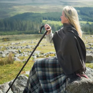 Hirtenstock aus Kastanienholz mit Rinde, 135 cm lang