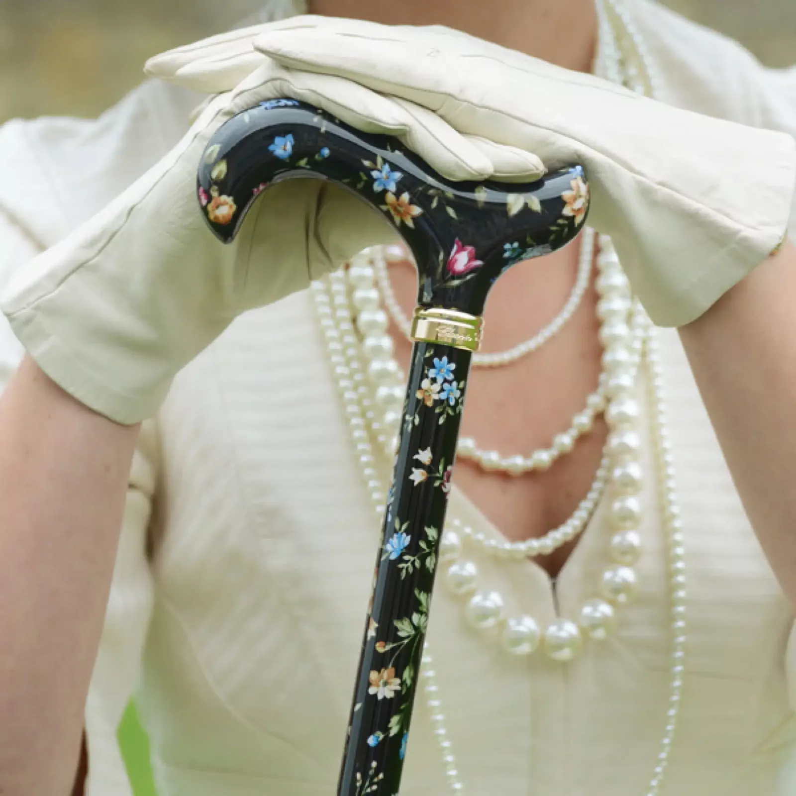 Stock mit Blumen in Schwarz